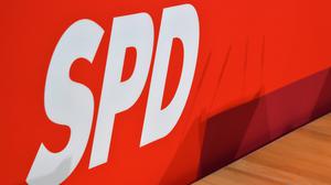 ARCHIV - 03.06.2019, NA, Berlin: Ein SPD-Logo ist in der Parteizentrale an einer roten Wand zu sehen. (zu dpa: «SPD knüpft Unterstützung für von der Leyens Wiederwahl an Bedingungen») Foto: Bernd von Jutrczenka/dpa +++ dpa-Bildfunk +++