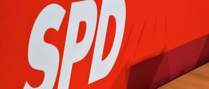 ARCHIV - 03.06.2019, NA, Berlin: Ein SPD-Logo ist in der Parteizentrale an einer roten Wand zu sehen. (zu dpa: «SPD knüpft Unterstützung für von der Leyens Wiederwahl an Bedingungen») Foto: Bernd von Jutrczenka/dpa +++ dpa-Bildfunk +++