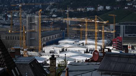 Die Sonne fällt bei bewölktem Himmel auf die Baustelle des Bahnprojekts S21 am Hauptbahnhof. 