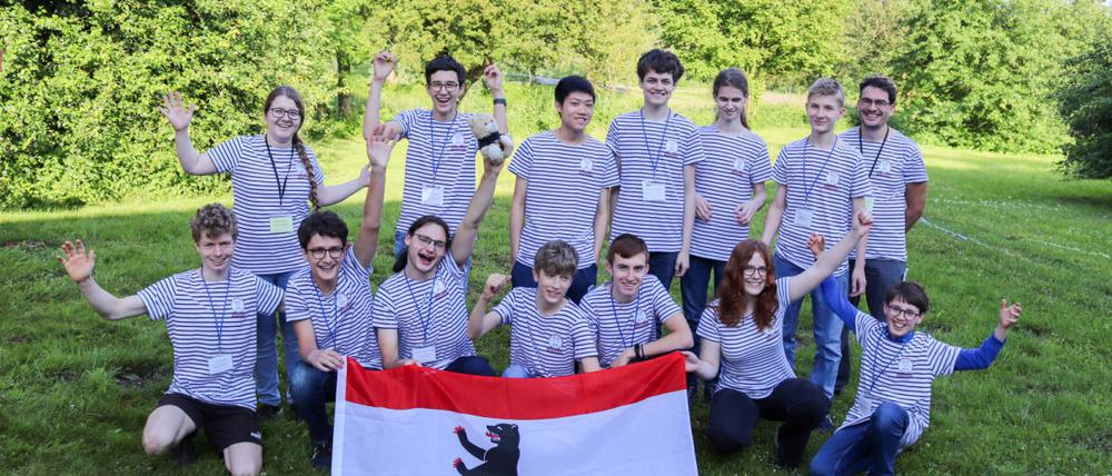 Cornelius Ley (untere Reihen, ganz rechts) und das diesjährige Berliner Team der Mathematik-Olympiade.
