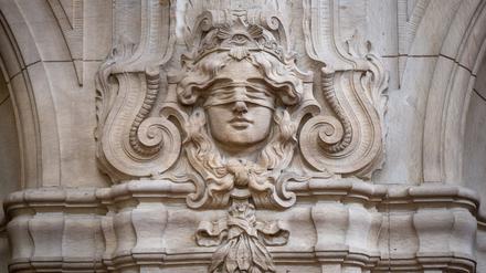 Ein Relief mit der Abbildung der Justitia.