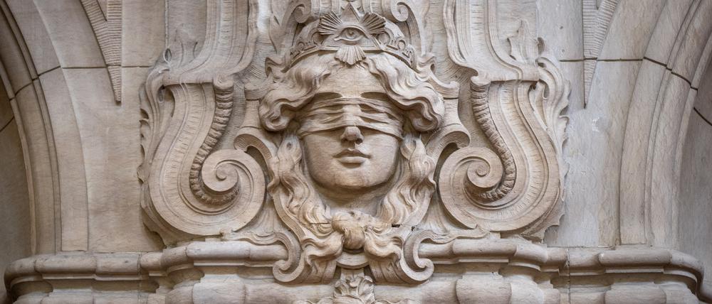 Ein Relief mit der Abbildung der Justitia.