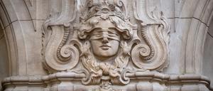 Ein Relief mit der Abbildung der Justitia.