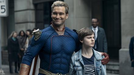  Homelander (Antony Starr) mit seinem Sohn.