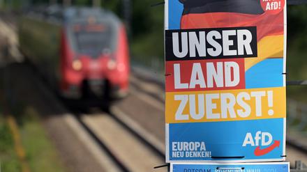 Ein Wahlplakat der AfD mit der Aufschrift „Unser Land zuerst“ hängt an einem Mast beim Bahnhof Marquardt.