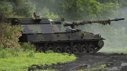 Eine deutsche Panzerhaubitze 2000 der ukrainischen Armee steht an der Frontlinie in der Nähe von Bachmut.