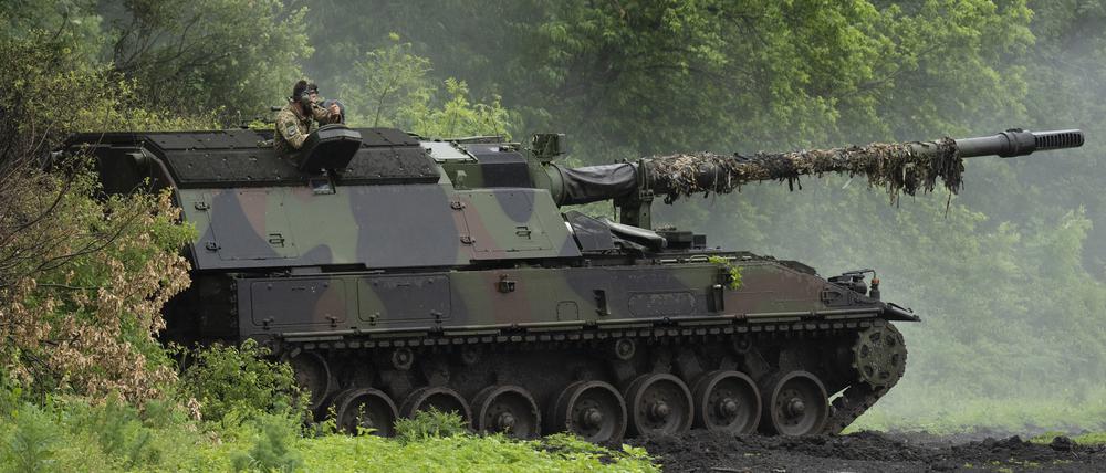 Eine deutsche Panzerhaubitze 2000 der ukrainischen Armee steht an der Frontlinie in der Nähe von Bachmut.