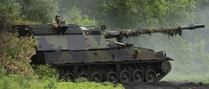 Eine deutsche Panzerhaubitze 2000 (PzH 2000) der ukrainischen Armee steht an der Frontlinie in der Nähe von Bachmut.