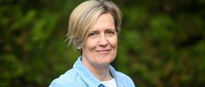 Ina Ruck, Preisträgerin in der Kategorie „Journalistin des Jahres“, steht während der Preisverleihung für Journalistinnen und Journalisten des Jahres 2023 des Medium Magazins in einem Garten.