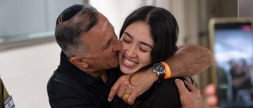 Die israelische Geisel Noa Argamani umarmt Familienangehörige im Sheba Tel-HaShomer Medical Centre.
