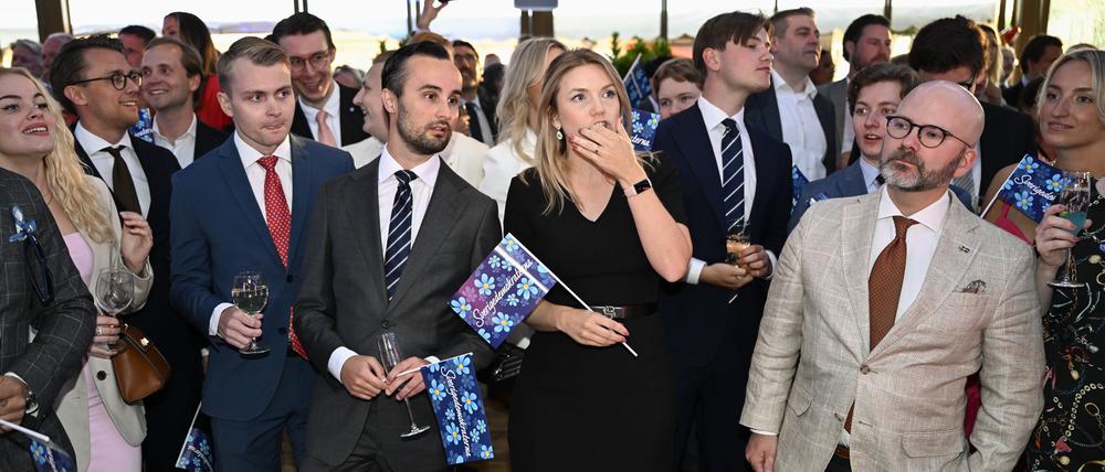 Menschen betrachten die eingehenden Ergebnisse bei der Wahlbeobachtungsveranstaltung der Schwedendemokraten im Restaurant Josefina auf dem Djurgården in Stockholm. 