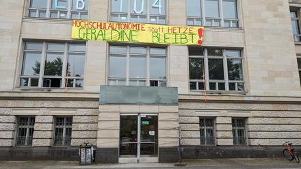 Ein Transparent an der TU, das Präsidentin Geraldine Rauch unterstützt.