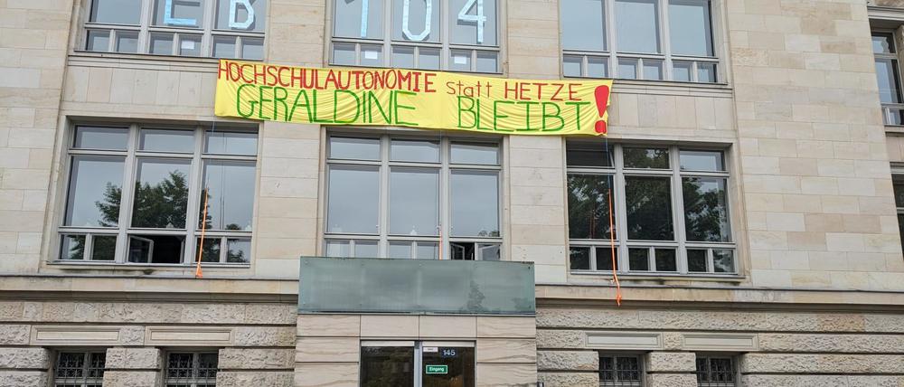 Ein Transparent an der TU, das Präsidentin Geraldine Rauch unterstützt.