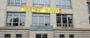 Ein Transparent an der TU, das Präsidentin Geraldine Rauch unterstützt.