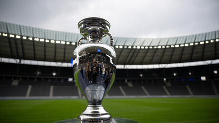 Der Pokal steht während der Präsentation des EM-Pokals im Berliner Olympiastadion. 