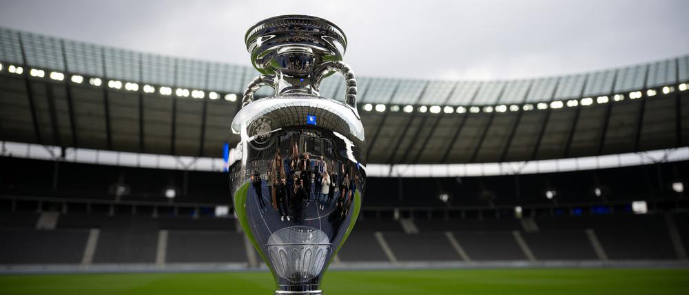 Der Pokal steht während der Präsentation des EM-Pokals im Berliner Olympiastadion. 