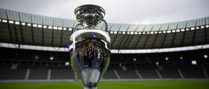 Der Pokal steht während der Präsentation des EM-Pokals im Berliner Olympiastadion. 