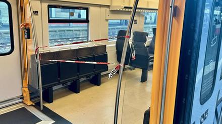 Die Spurensicherung hat ein Abteil einer Regionalbahn abgesperrt, die im Hauptbahnhof steht. Bei einer Messerattacke in einer Regionalbahn im Saarland ist ein 21 Jahre alter Mann am Montagabend verletzt worden. 