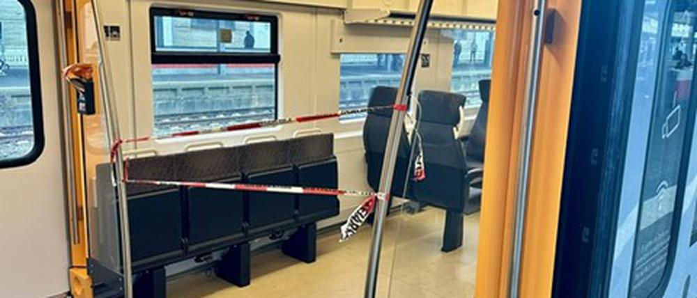 Die Spurensicherung hat ein Abteil einer Regionalbahn abgesperrt, die im Hauptbahnhof steht. Bei einer Messerattacke in einer Regionalbahn im Saarland ist ein 21 Jahre alter Mann am Montagabend verletzt worden. 