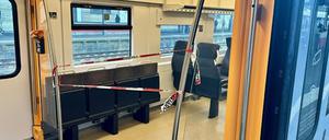 Die Spurensicherung hat ein Abteil einer Regionalbahn abgesperrt, die im Hauptbahnhof steht. Bei einer Messerattacke in einer Regionalbahn im Saarland ist ein 21 Jahre alter Mann am Montagabend verletzt worden.