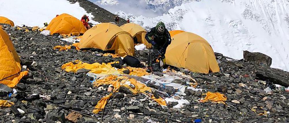 Das Foto des Bergsteiters Dawa Steven Sherpa zeigt das vierte Lager, das höchste Lager am Mount Everest, das mit verlassenen Zelten übersät ist.
