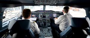 Zwei Piloten arbeiten auf dem Flughafen in Hamburg im Cockpit eines Lufthansa-Airbus A380.