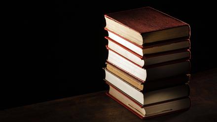 Bücherstapel mit hohem Winkel und Kopierraum.