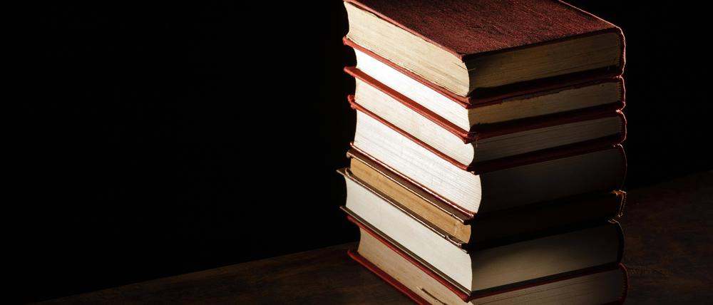 Bücherstapel mit hohem Winkel und Kopierraum.