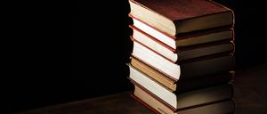 Bücherstapel mit hohem Winkel und Kopierraum.