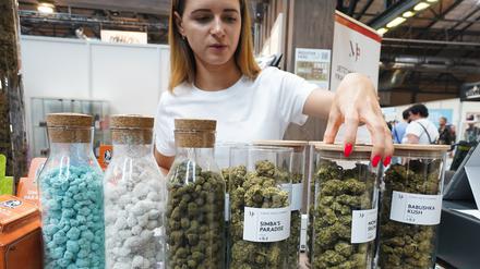 CBD wird auf de Messe "Mary Jane Berlin 2022" in der Arena Berlin zum Kauf angeboten. Auf Deutschlands größter Hanfmesse präsentieren etwa 300 Aussteller ihre Produkte. +++ dpa-Bildfunk +++