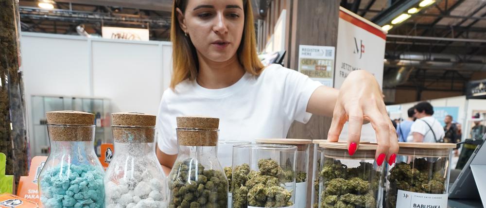 CBD wird auf de Messe "Mary Jane Berlin 2022" in der Arena Berlin zum Kauf angeboten. Auf Deutschlands größter Hanfmesse präsentieren etwa 300 Aussteller ihre Produkte. +++ dpa-Bildfunk +++