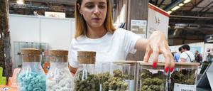 CBD wird auf de Messe "Mary Jane Berlin 2022" in der Arena Berlin zum Kauf angeboten. Auf Deutschlands größter Hanfmesse präsentieren etwa 300 Aussteller ihre Produkte. +++ dpa-Bildfunk +++