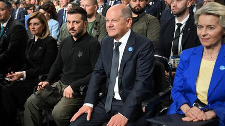 Olaf Scholz neben unter anderem Wolodymyr Selenskyj und Ursula von der Leyen.