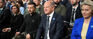 Olaf Scholz neben unter anderem Wolodymyr Selenskyj und Ursula von der Leyen.