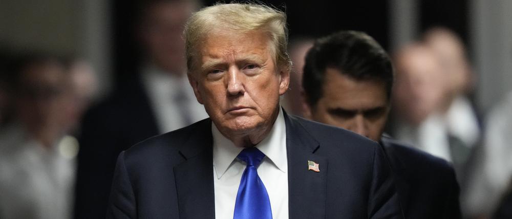 Der ehemalige US-Präsident Donald Trump geht zu den Medienvertretern, nachdem er im Strafgericht von Manhattan in 34 Fällen für schuldig befunden wurde.