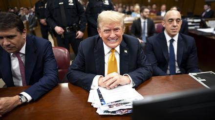 Der ehemalige US-Präsident Donald Trump (M) nimmt an seinem Strafprozess im Strafgericht in Manhattan teil.
