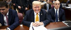 Der ehemalige US-Präsident Donald Trump (M) nimmt an seinem Strafprozess im Strafgericht in Manhattan teil.