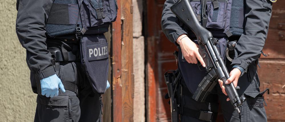 Eine Polizistin steht vor einer Tür in Althengstett, wo am 4. Juni 2024 eine Razzia gegen mögliche Unterstützer der mutmaßlichen Terrorgruppe um den «Reichsbürger»-Ideologen Heinrich XIII. Prinz Reuß stattfand.