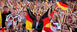 Fußball Public Viewing Deutschland Frankreich am 07.07.2016 auf der Fanmeile in Berlin Fans der deutschen Mannschaft beim Public Viewing in Berlin xHMSJPGx Football Public Viewing Germany France at 07 07 2016 on the Tierpark Lignano in Berlin supporters the German Team the Public Viewing in Berlin
view24