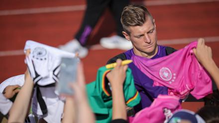 Die größte Attraktion der Nationalmannschaft. Toni Kroos nach dem öffentlichen Training in Herzogenaurach.