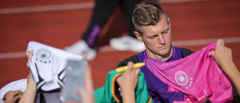 Die größte Attraktion der Nationalmannschaft. Toni Kroos nach dem öffentlichen Training in Herzogenaurach.