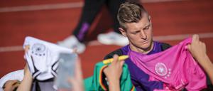 Die größte Attraktion der Nationalmannschaft. Toni Kroos nach dem öffentlichen Training in Herzogenaurach.