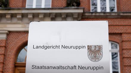 Ein Schild neben dem Eingang weist auf das auf den Sitz der Staatsanwaltschaft am Landgericht Neuruppin hin.
