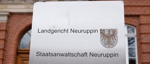 Ein Schild neben dem Eingang weist auf das auf den Sitz der Staatsanwaltschaft am Landgericht Neuruppin hin.