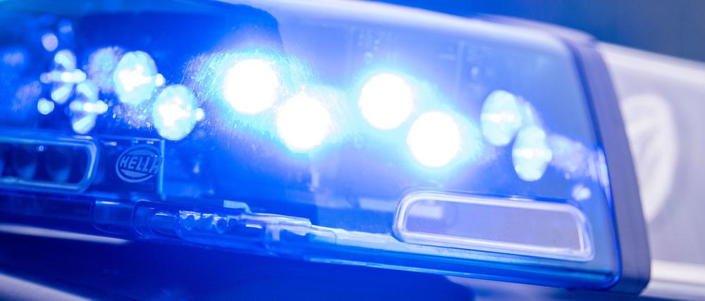 ARCHIV - 15.05.2019, Bayern, Dachau: Ein Blaulicht leuchtet an einer Polizeistreife. (zu dpa: «26-jähriger Arbeiter wird unter Metallstangen begraben und stirbt») Foto: Lino Mirgeler/dpa +++ dpa-Bildfunk +++