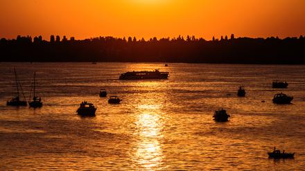 Boote fahren am Abend des 22.08.2015 in Berlin im Licht der untergehenden Sonne auf dem Wannsee. Foto: Paul Zinken/dpa ++ +++ dpa-Bildfunk +++