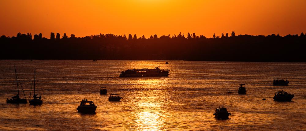 Boote fahren am Abend des 22.08.2015 in Berlin im Licht der untergehenden Sonne auf dem Wannsee. Foto: Paul Zinken/dpa ++ +++ dpa-Bildfunk +++