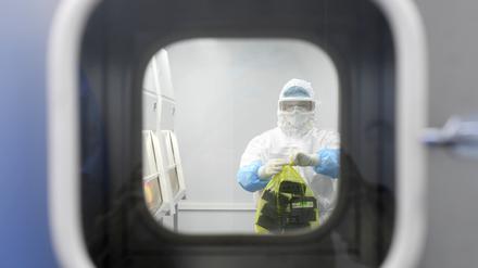 Ein Mitarbeiter des Virenlabors in Wuhan in einem Schutzanzug.