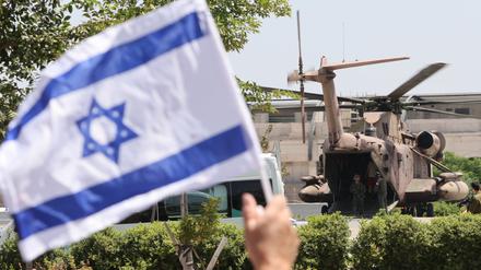 Ein Hubschrauber mit geretteten israelischen Geiseln.