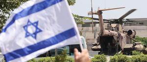 Ein Hubschrauber mit geretteten israelischen Geiseln.